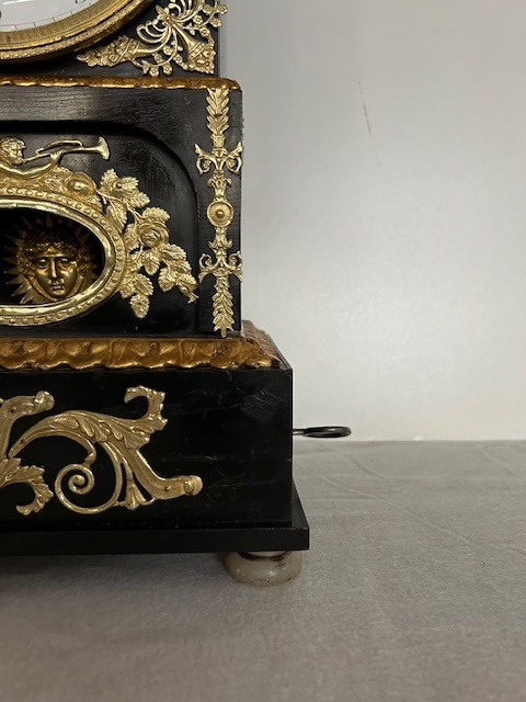 Empírové hodiny - kováři s hracím strojem zajímavý mode - 11