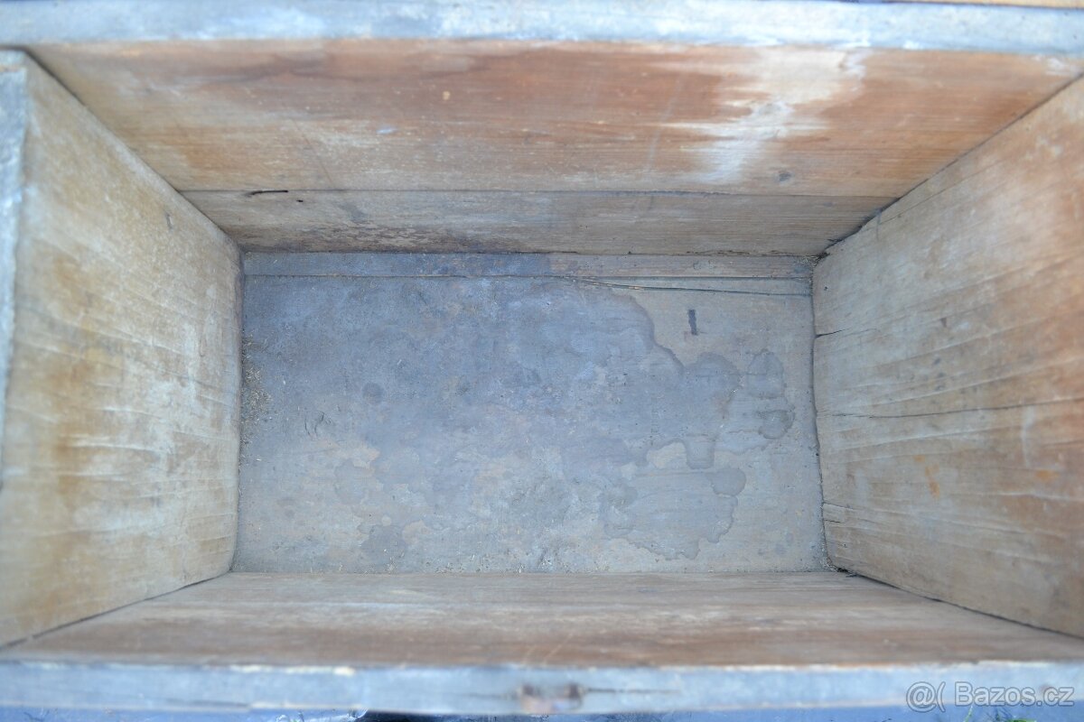 " PRODÁNO "Historická dřevěná truhlice s kováním č.1. - 11