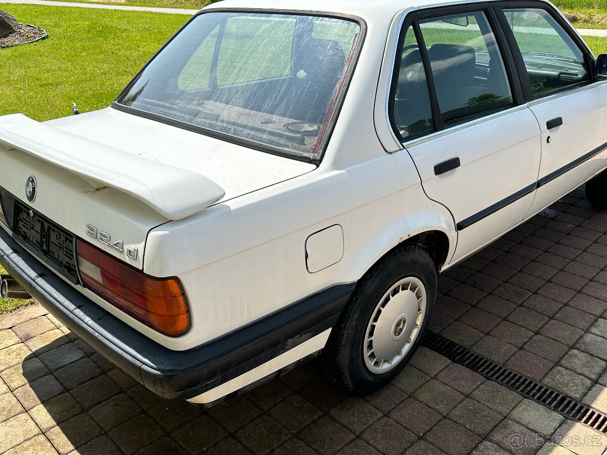 BMW 324d E30 plastak PRODEJ NÁHRÁDNÍ DÍLY - 11