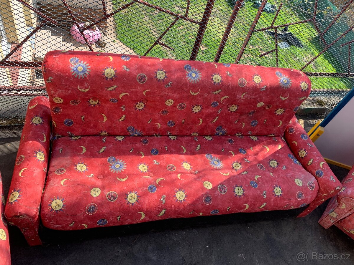 Sedačka (postýlka) + 2 křesla, magnetická tabule, stojan na - 11