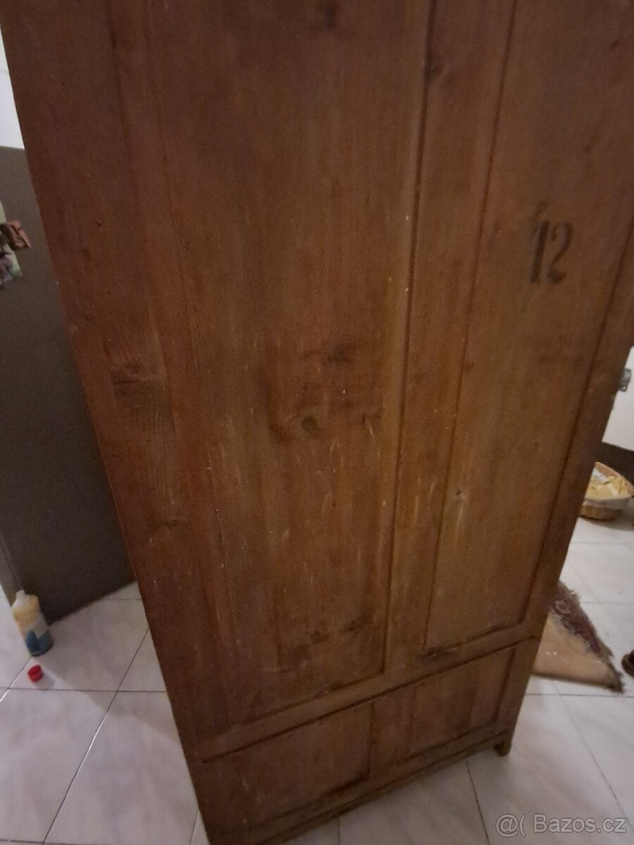 Starožitná skříň vitrina - 11