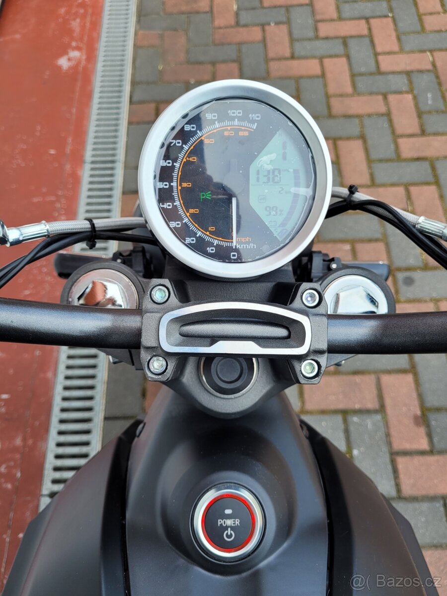 Elektrický motocykl Super Soco TC max - 110 km/h - 11