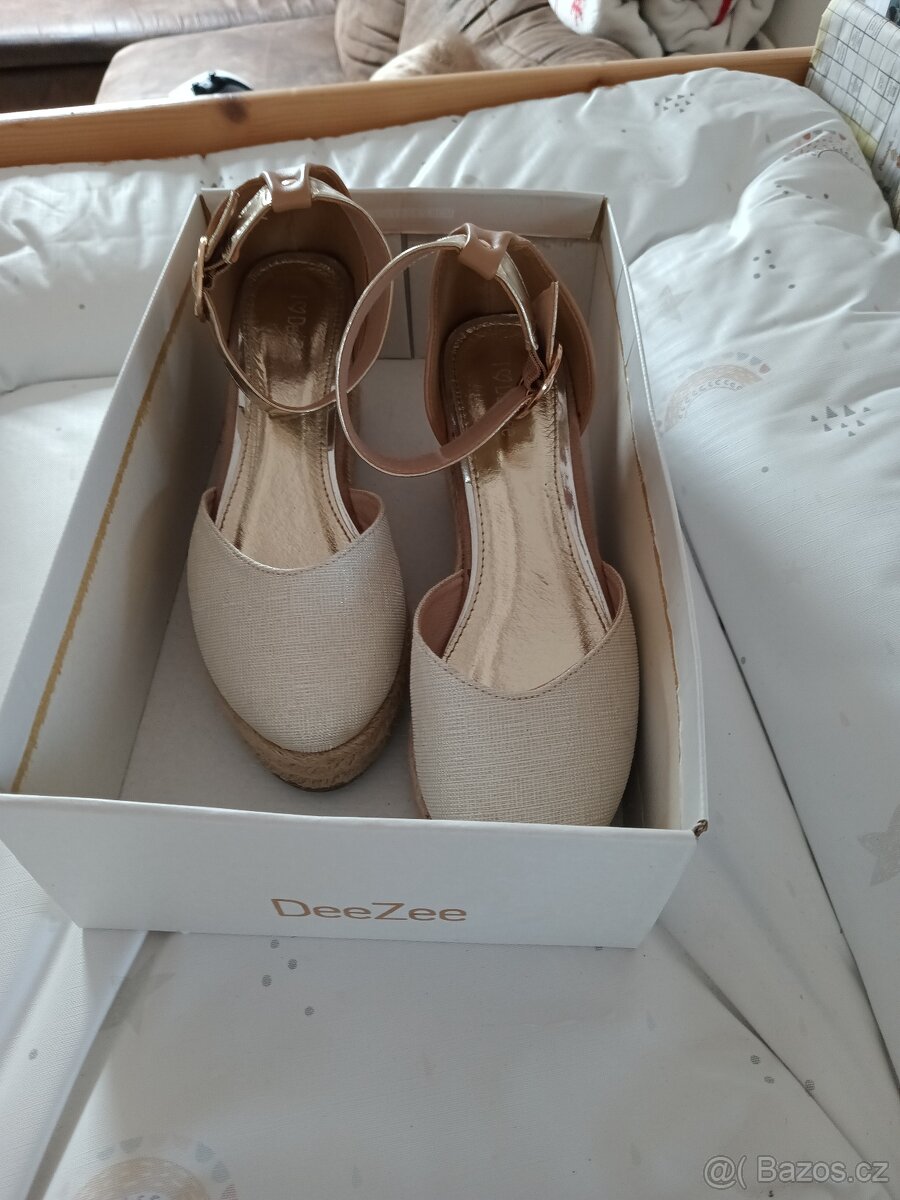 Nové sandálky na klínku DeeZee vel. 37 - 11