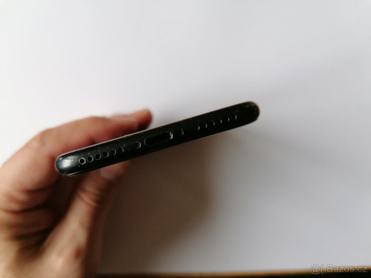 Smartphone Apple iPhone 7 128GB Black - chytrý telefon - 11