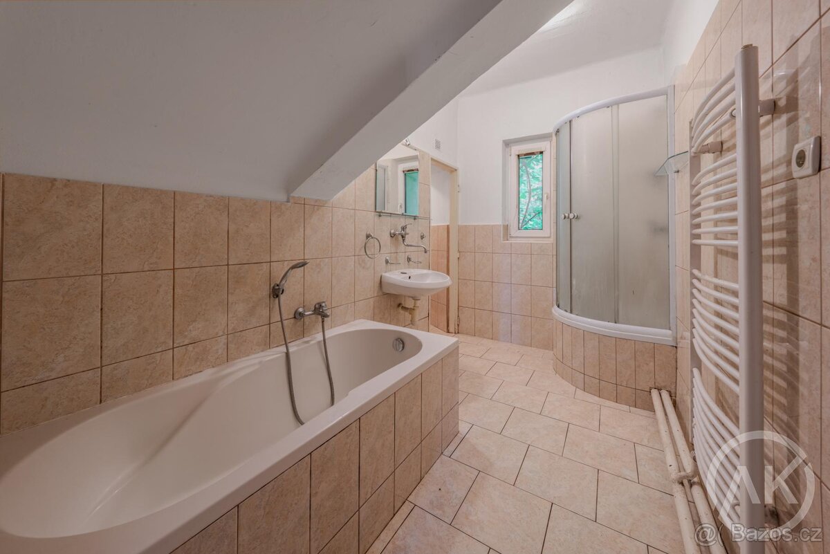 Prodej staršího domu s velkým pozemkem, Sedlnice - 11