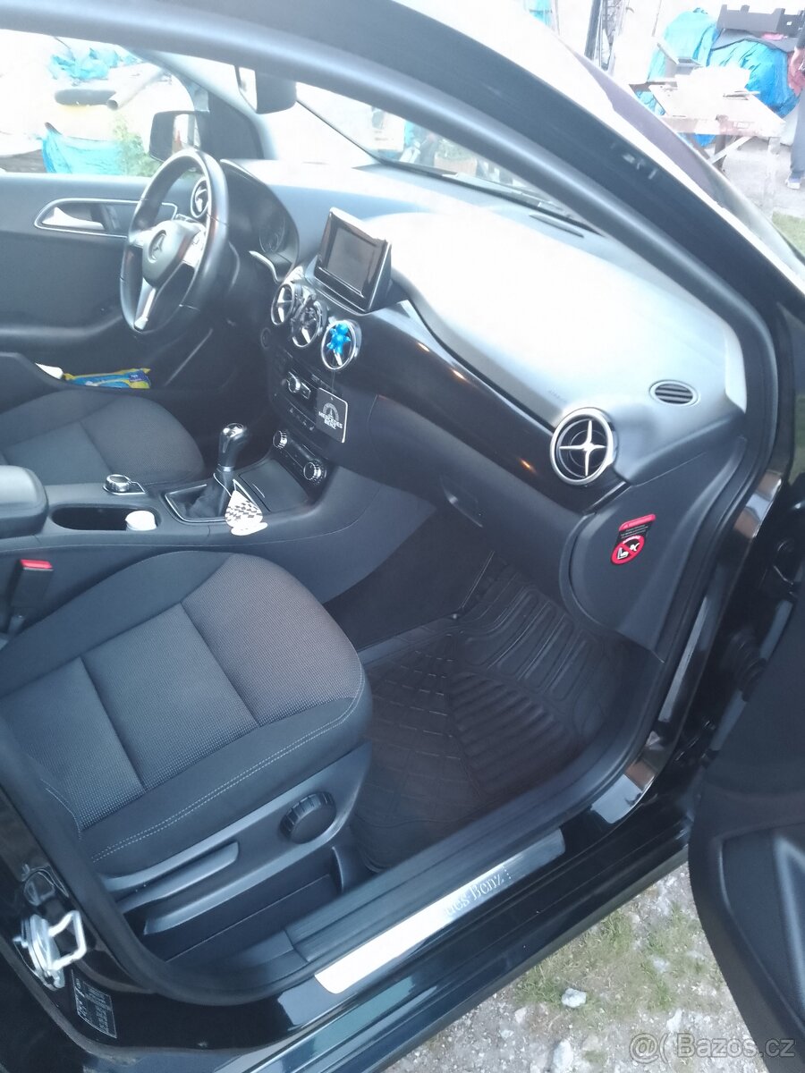 Mercedes Benz B180 - 11