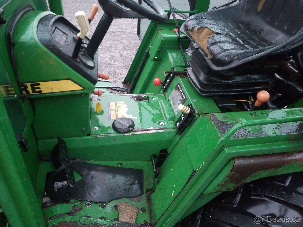 MALOTRAKTOR JOHN DEERE S ČELNÍM NAKLADAČEM - 11