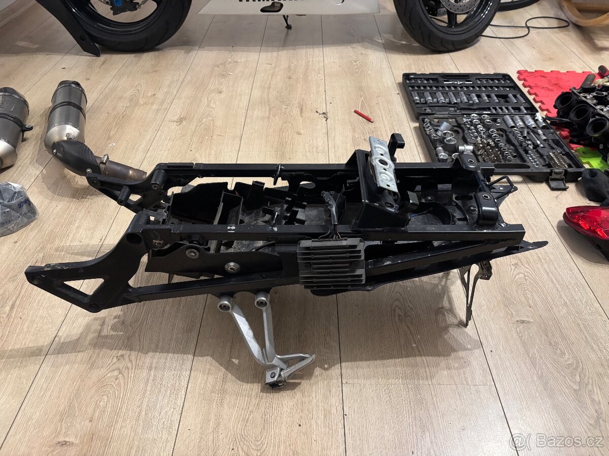 Podsedadlovy ram a plast na Suzuki Gsxr 1000 03-04 - 11