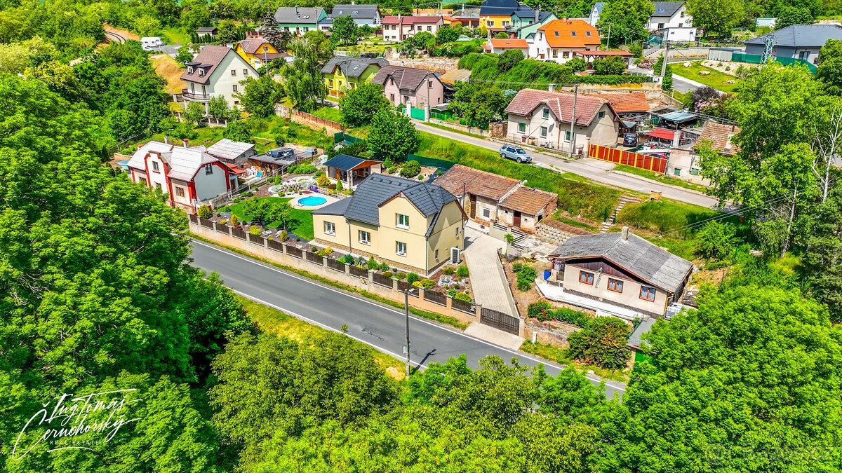 NOVINKA - Prodej krásného rodinného domu s bazénem, dřevěnou - 11