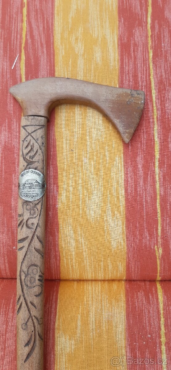 Vyřezávané dřevěné hole - 11