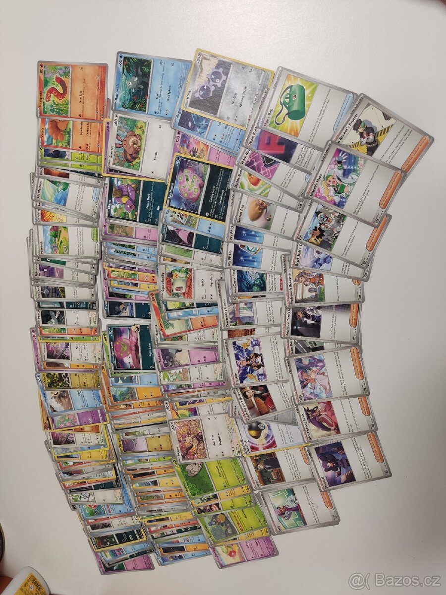 Prodám kartičky Pokémon 561kusu plus funko cena 1000 - 11