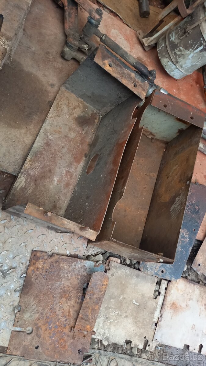 Zetor6711/6911-kastliky nářadí a baterky - 11