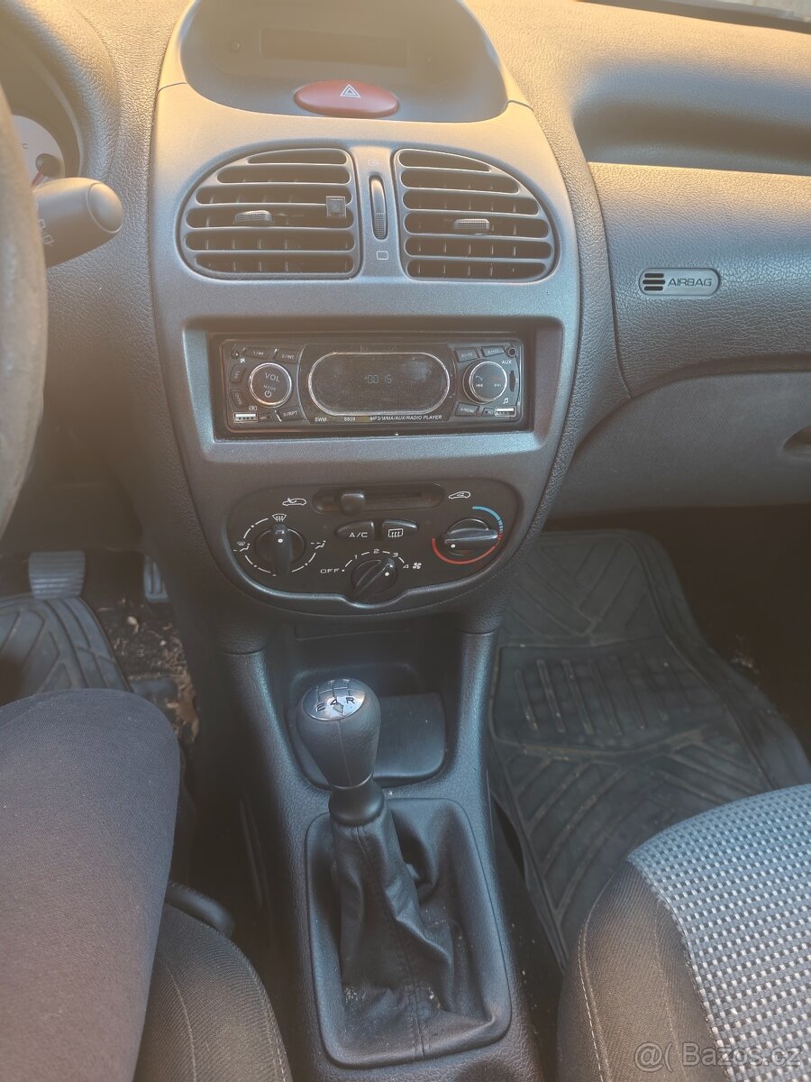 Peugeot 206 benzín - 11