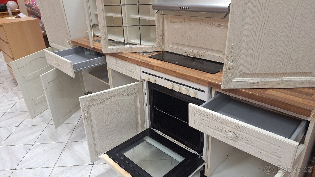 Bílá rustikální kuchyňská linka - 11