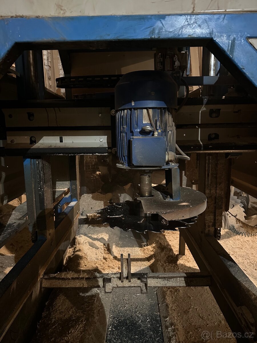 Dvoukotoučová uhlová pila - 11