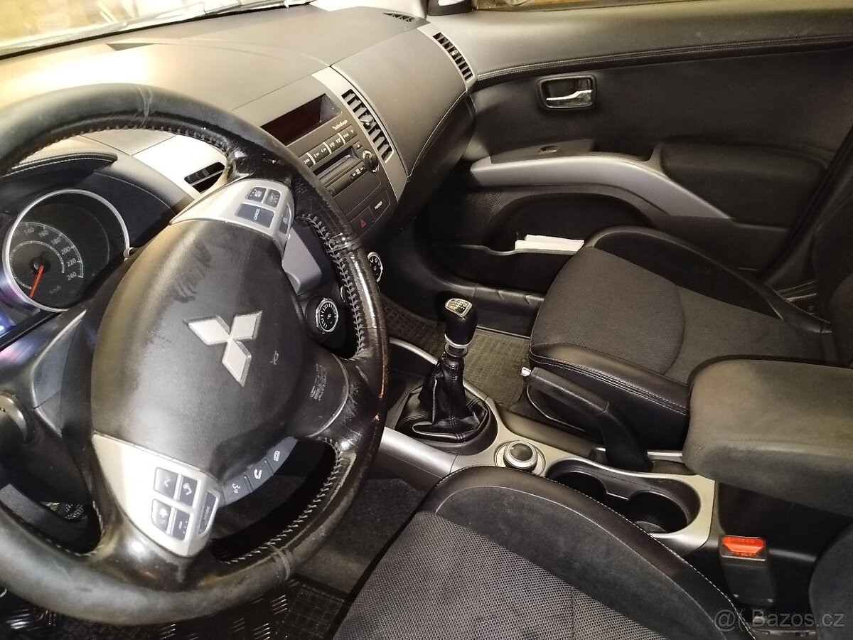 Mitsubishi Outlander 2.3 ,4x4 manuál 7 míst .r.v 2011 , - 11