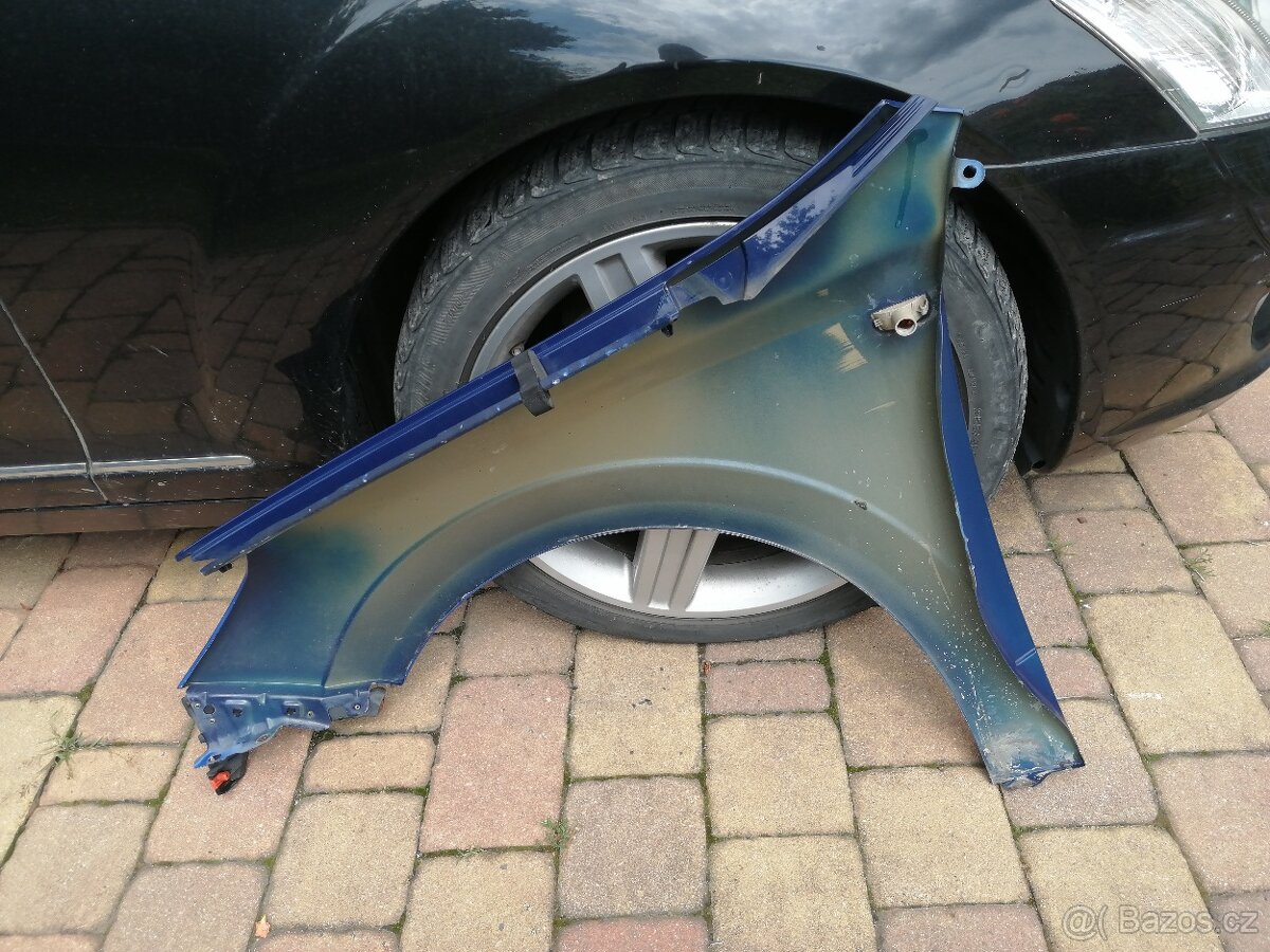 Opel Astra H pravý přední blatník - 11