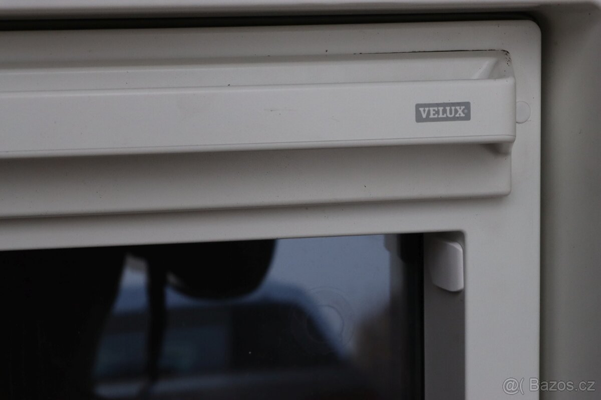 Prodám dvě střešní okna VELUX 78 X 118 cm - 11