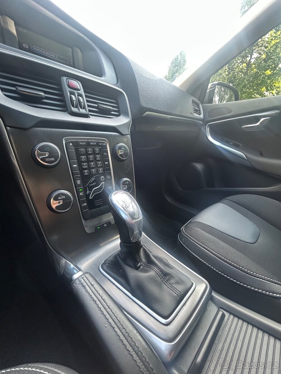 VOLVO V40 2.0D3 110KW 5VÁLEC-AUTOMAT-KAMERA-COCKPIT-98.000km - 11