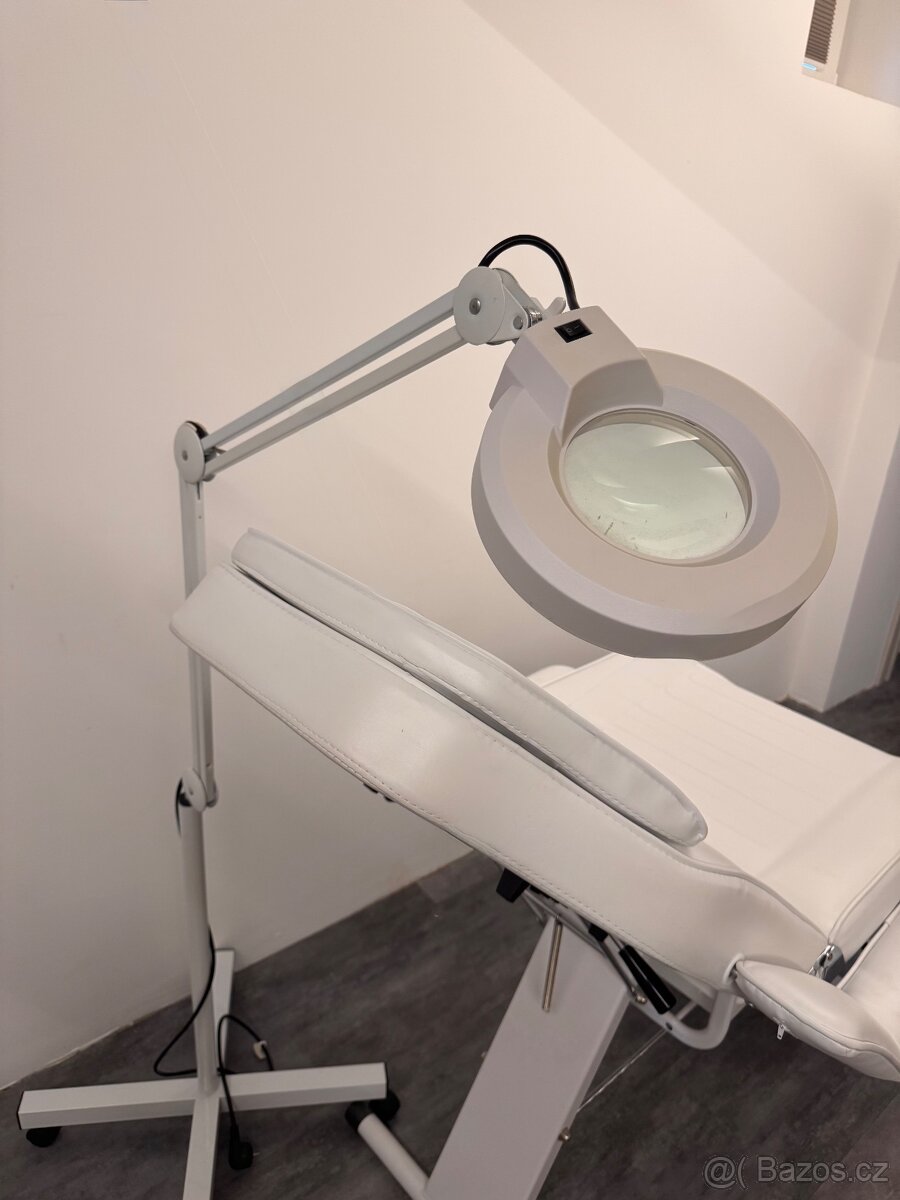 Kosmetické lehátko + židle, pojízdný stolek a lampa - 11