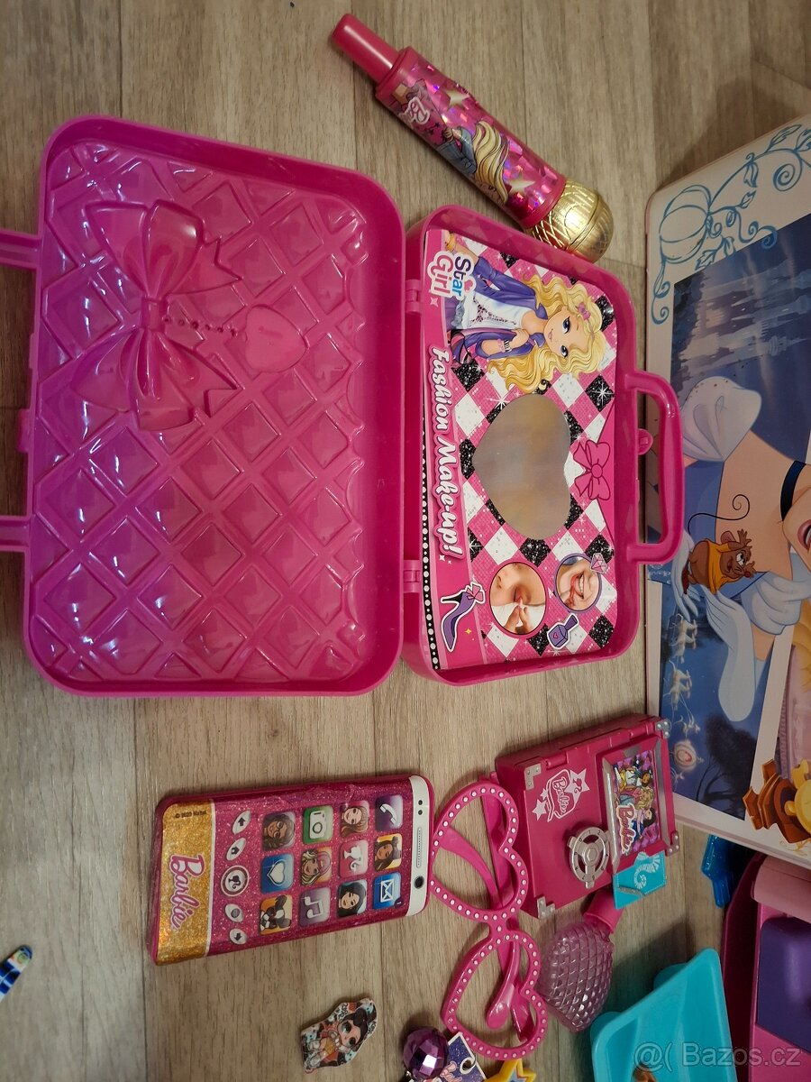 Hračky 50 kusů, Barbie věci, svítící lampa, pop-it, Playmobi - 11