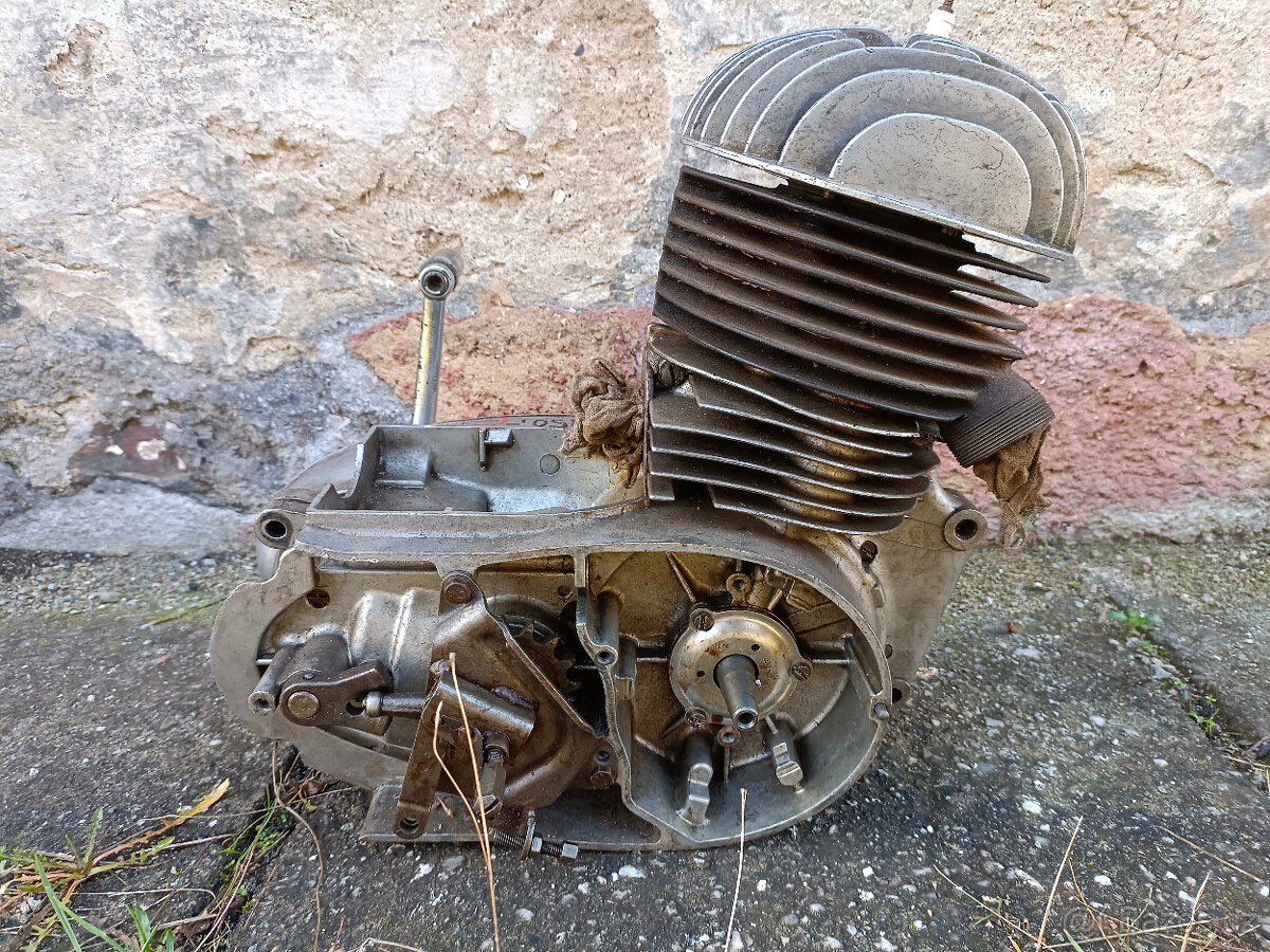 Starý motor na motocykl jawa čz typ 356 175 - 11
