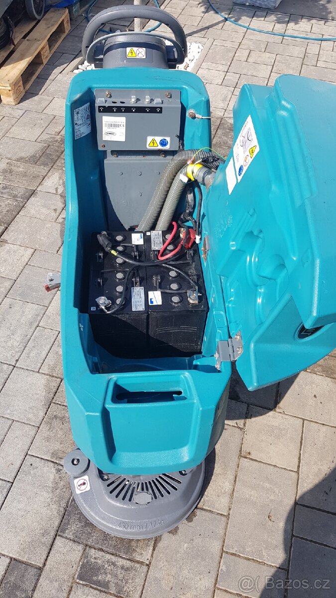 Podlahový mycí stroj TENNANT T300e - 11