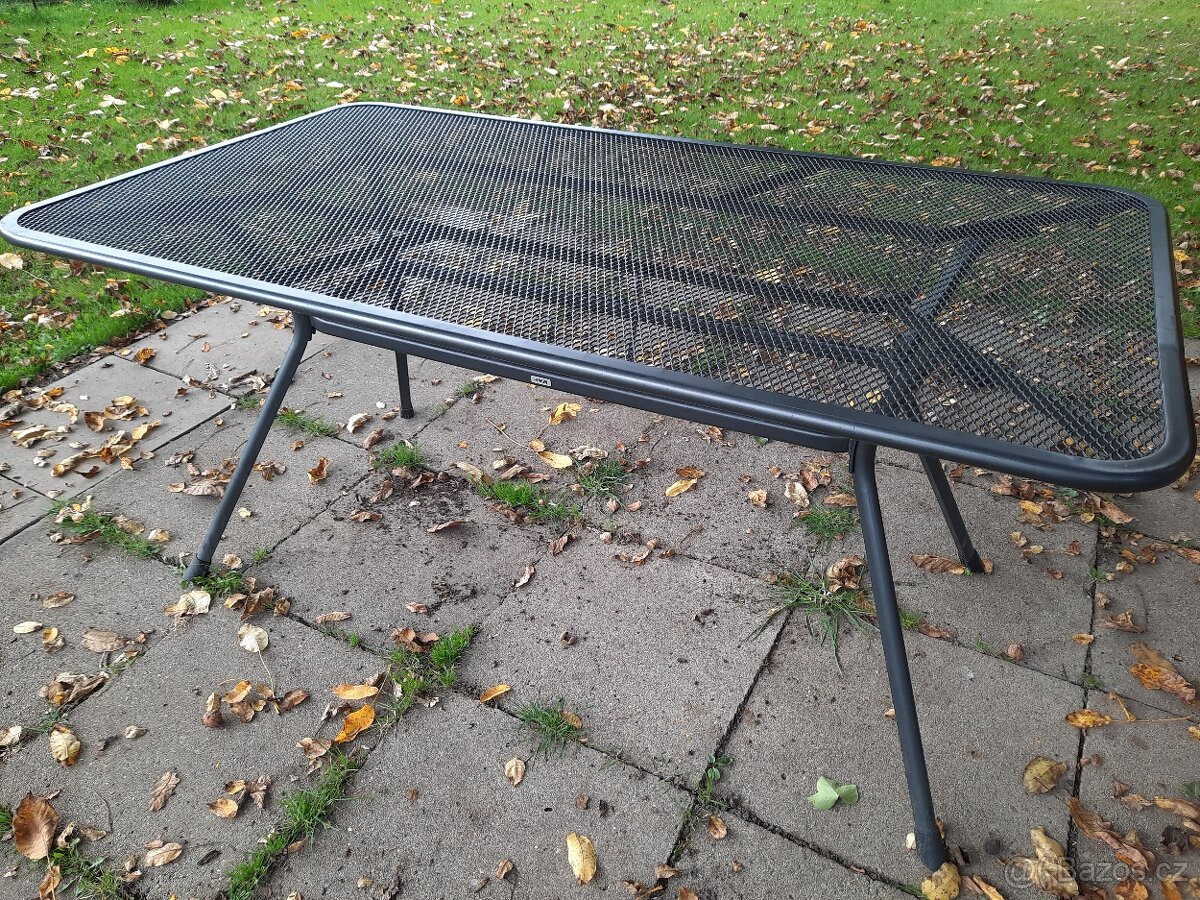 Kovový stůl- tahokov 2 ks,hliníková křesílka 4 ks,plast.křes - 11