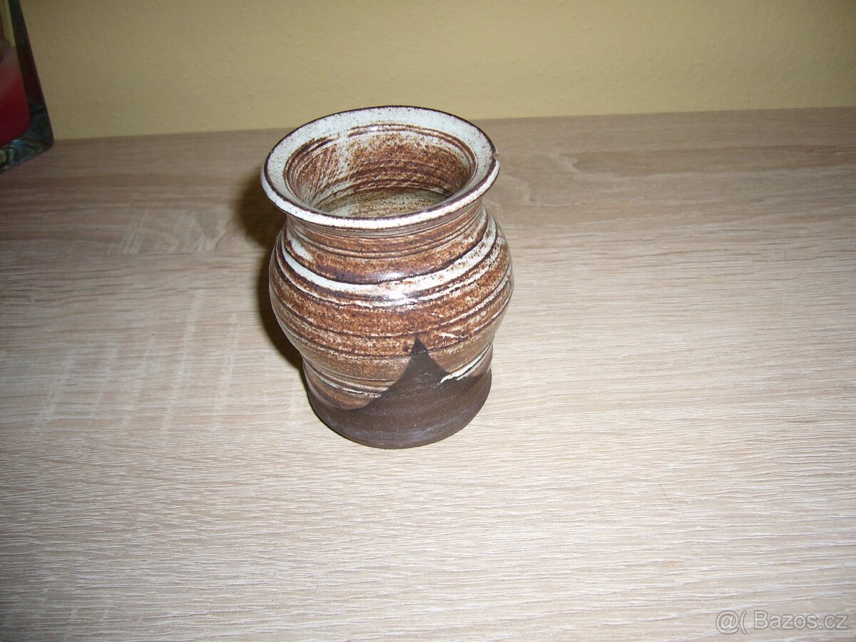 Různé hrnky a skleničky. - 11