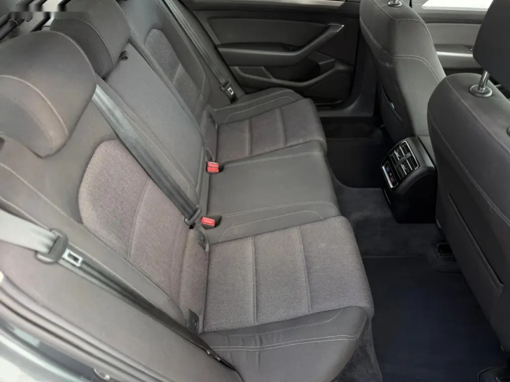 Volkswagen Passat - 11