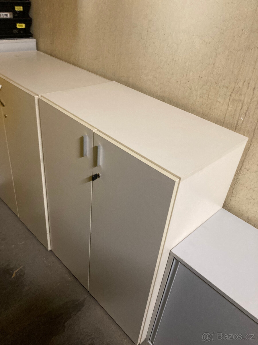 Skříňka nábytková nízká s posuvnými dveřmi za 500 kč - 11