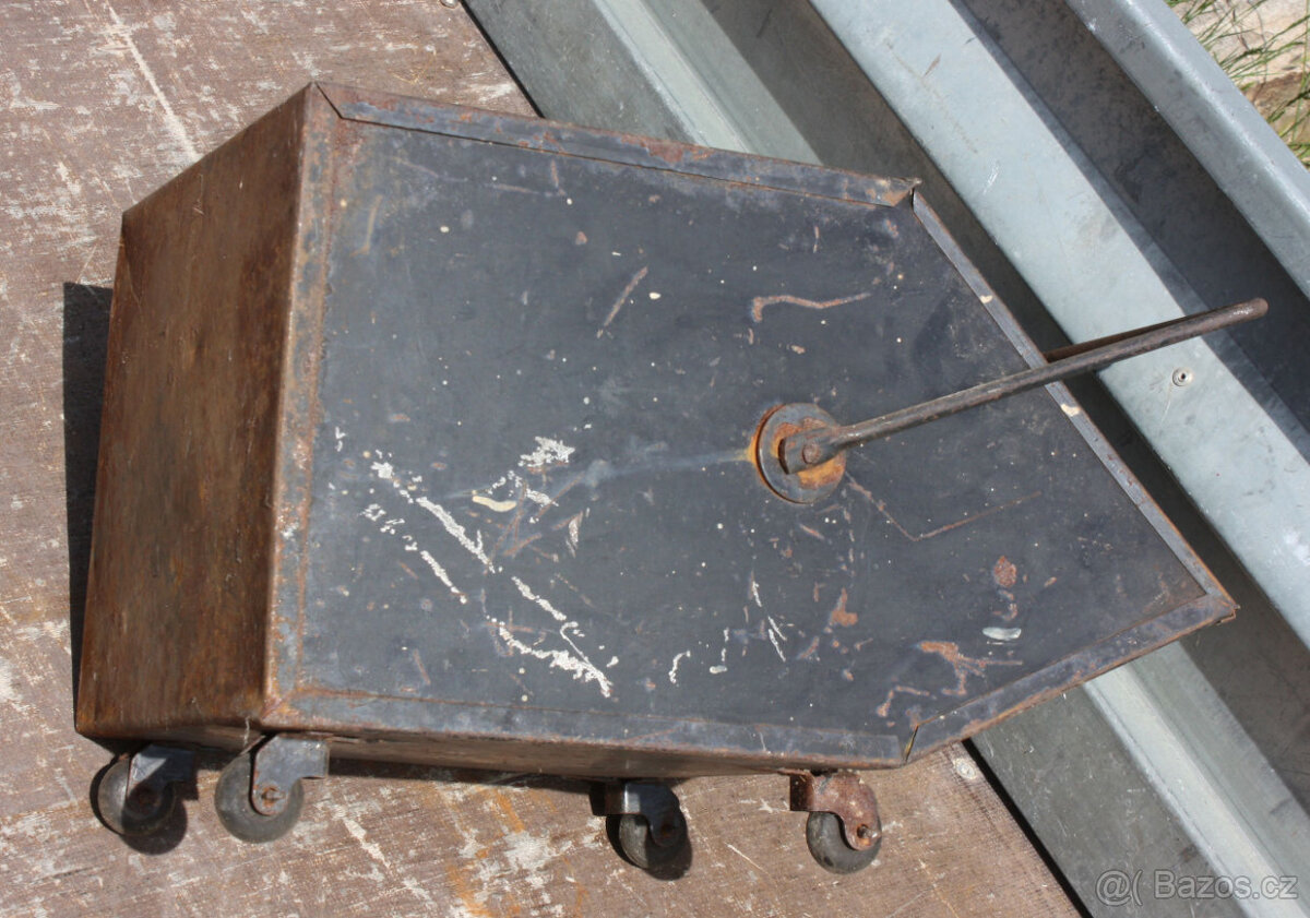 Uhlák na kolečkách + uhlák stojací. Cena za kus. - 11