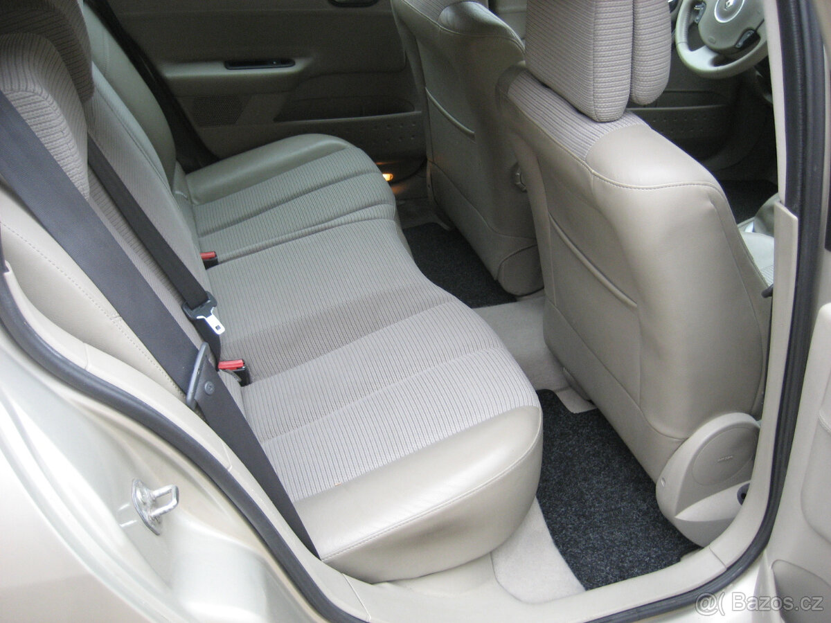 RENAULT MEGANE COMBI 2.0 - 11