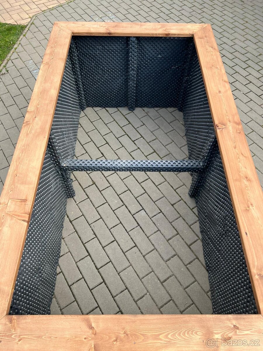 Vyvýšený záhon ze SIBIŘSKÉHO MODŘÍNU - 11