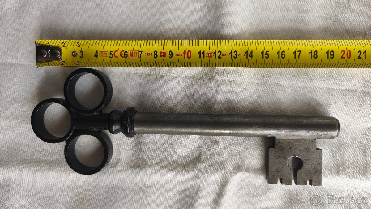 vintage nálevka na víno a vývrtka - 11