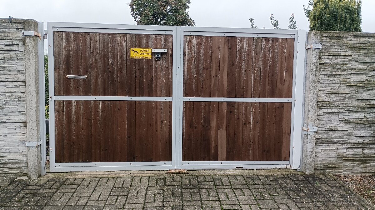 Kovová dvoukřídlá vrata, brána s dřevěnou výplní a pohonem - 11