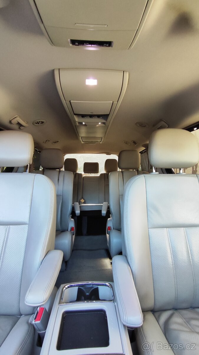 Chrysler Town & Country 3.6 V6 2012, 7 míst, Netflix - 11