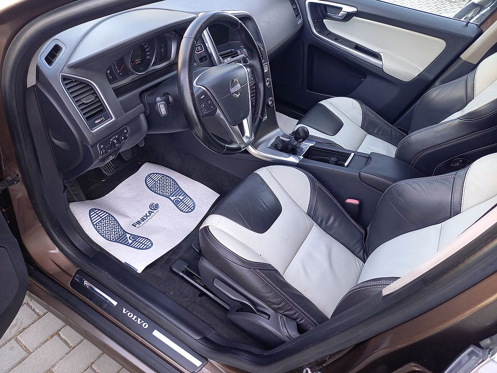 Volvo XC60, 2.4D5 120k 4x4+klima+Manual+ROZVODY - 11
