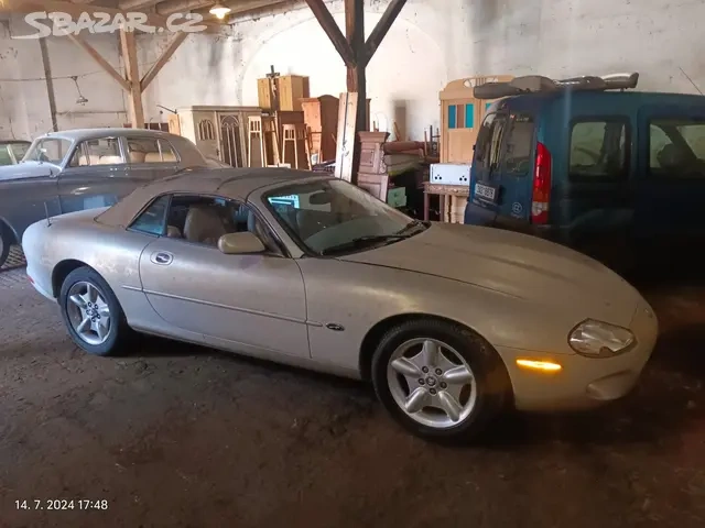 Jaguar XK8 Convertible - 11