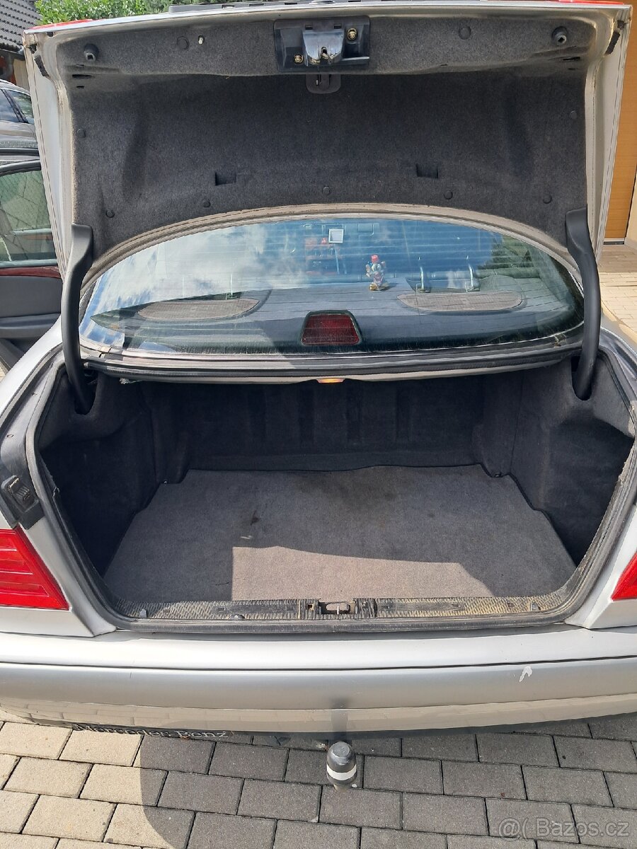 Mercedes E 220 D - 11