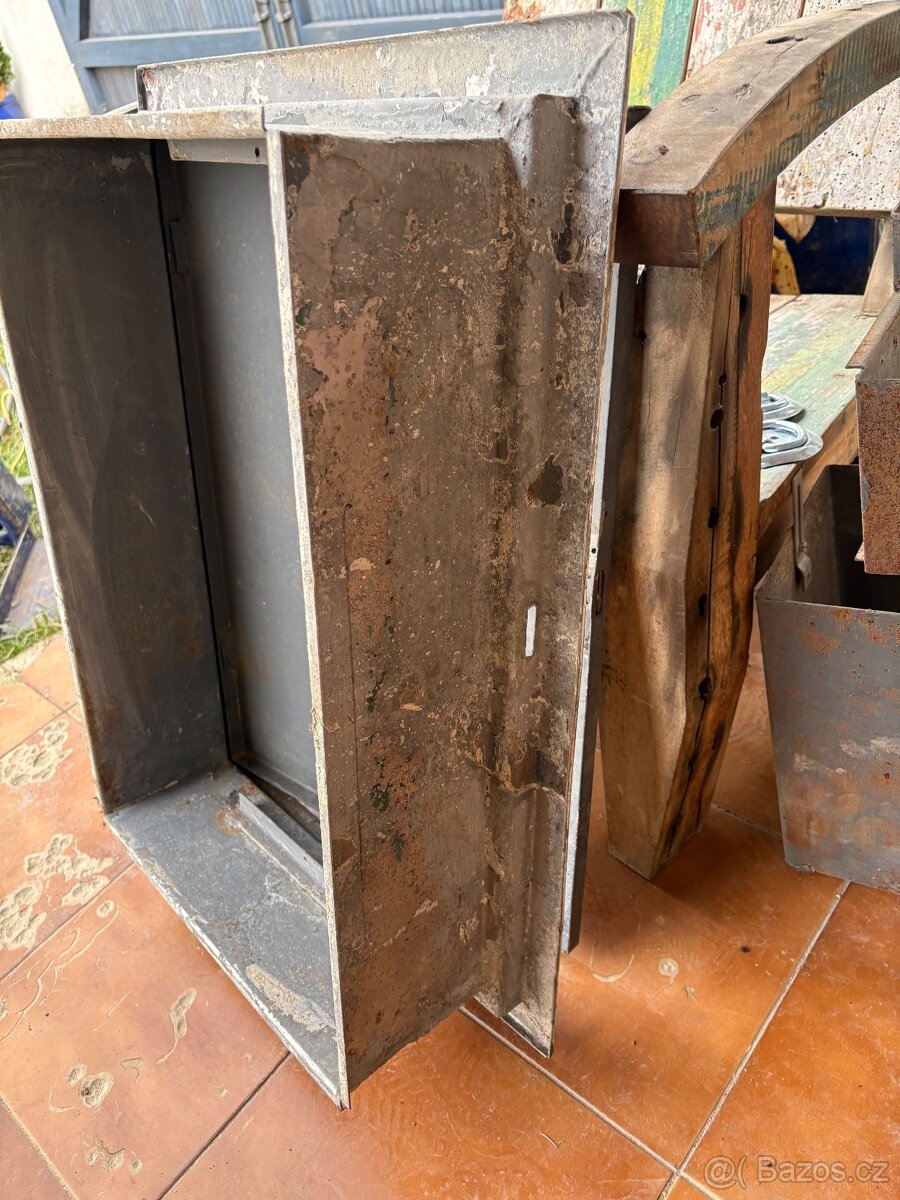 Kovová rozvodnice / rozvaděč / bedna - 11