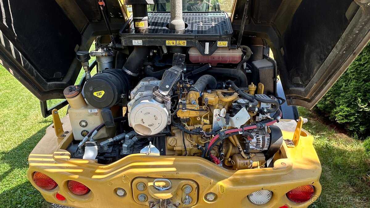 Nakladač CATERPILLAR 908M - 11