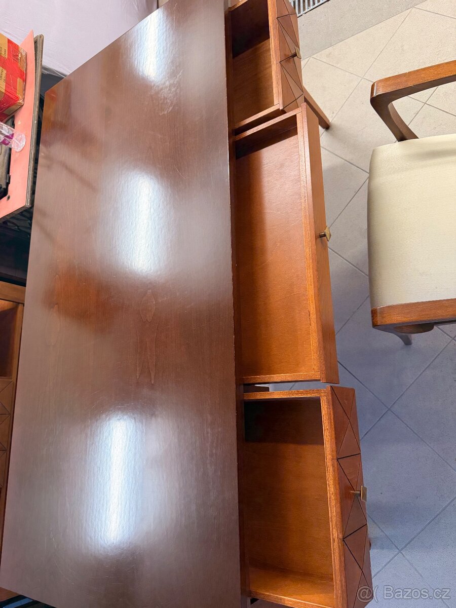 Dřevěný set - komoda, tv stolek, stůl s židlí - 11