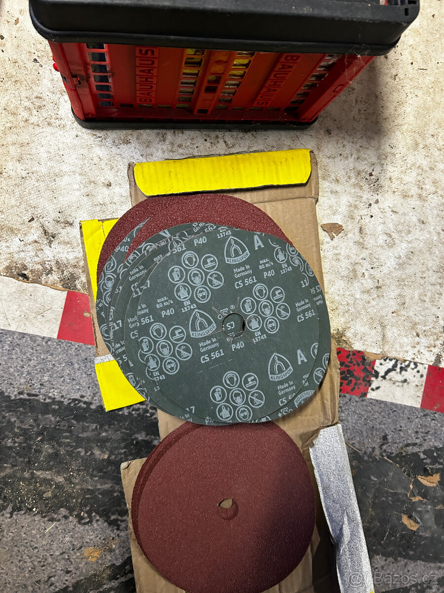 TÉMĚŘ NOVÁ Úhlová bruska 180mm DeWALT DWE4557 - 11