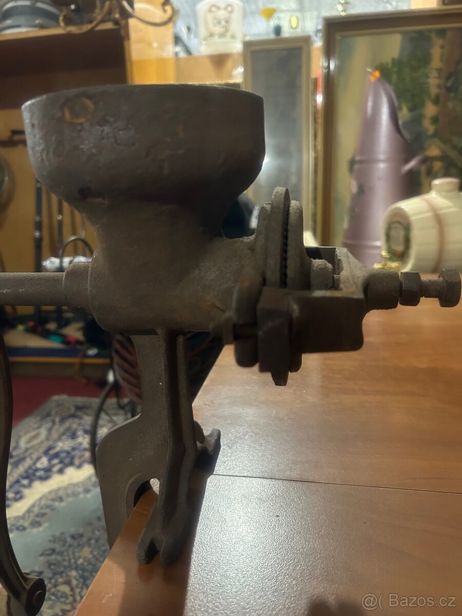 Starý litinový mlýnek na obilí / šrotovník - 11