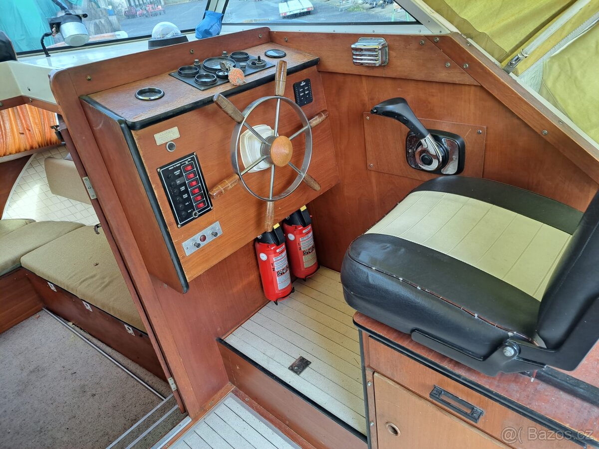 Motorova kajutova lod Windy24 - pěkný stav - 11