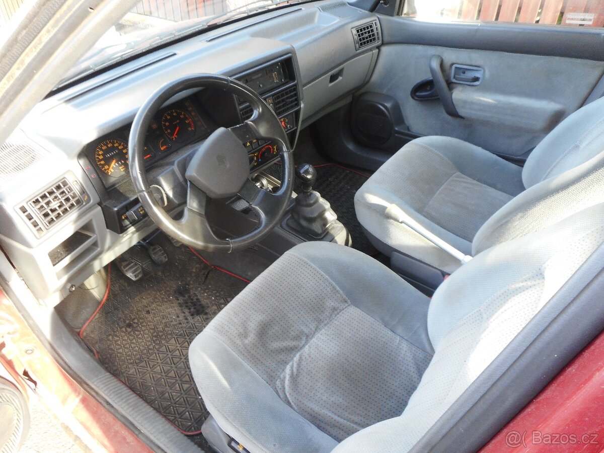 Renault 19 I tmavě červená barva - 11