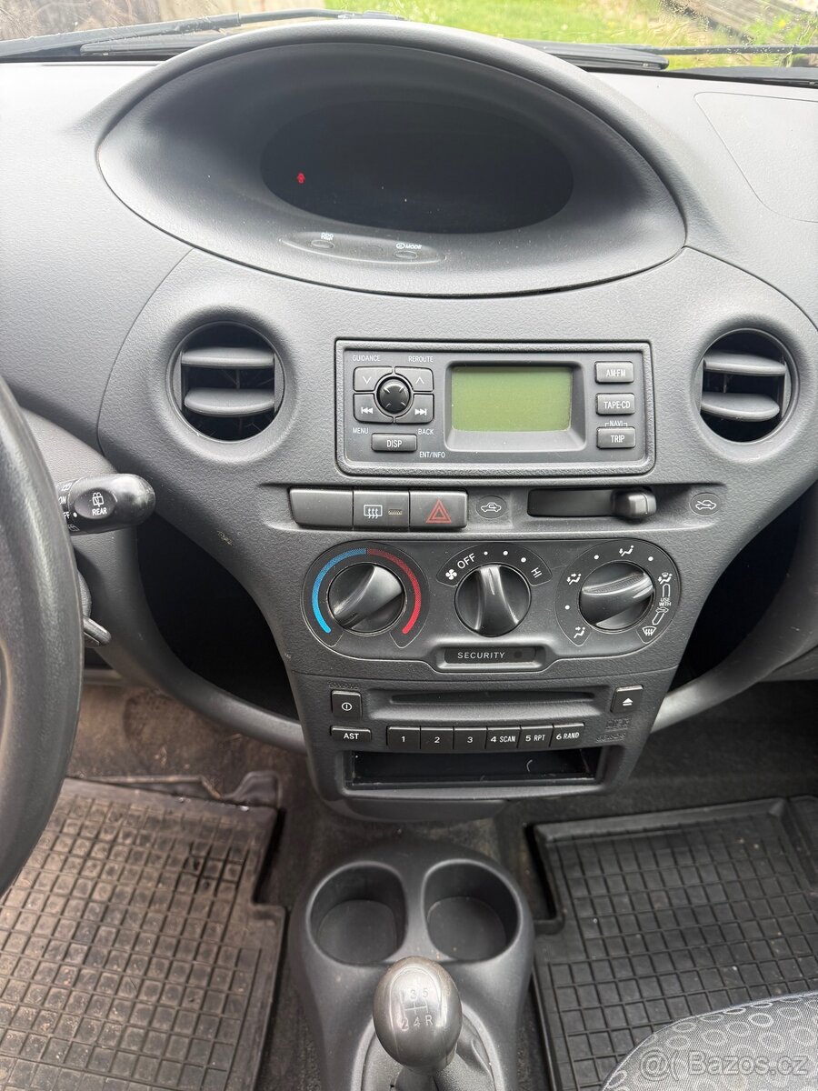 Toyota Yaris 1.0 rok 2003 - 11