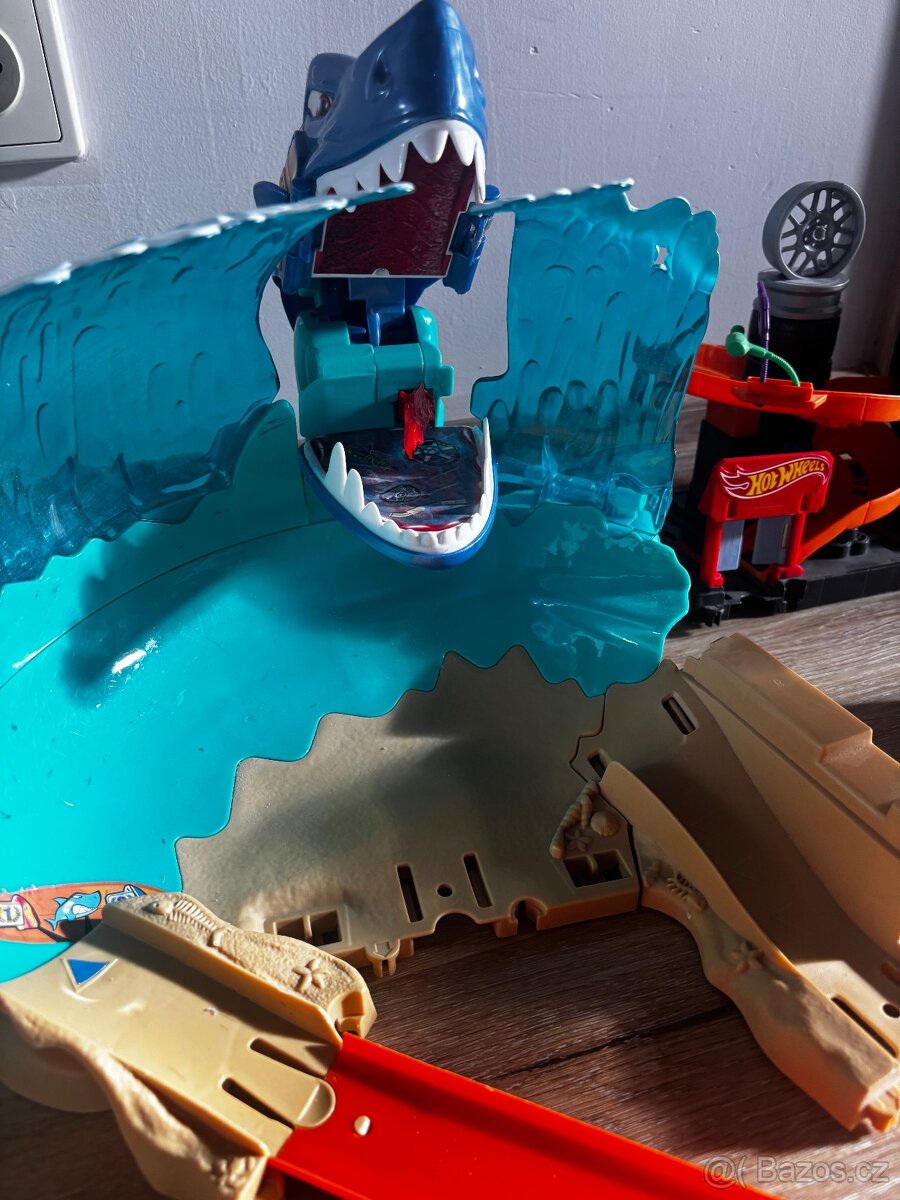 Hot Wheels sada (el. autodráha + hrací foplňk - 11