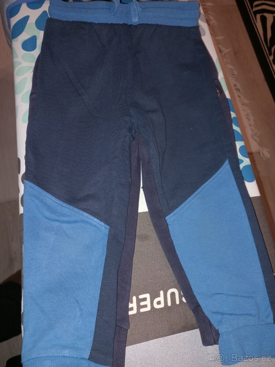 11 kusů hlapecké tepláčky+trička vel.98-104 - 11